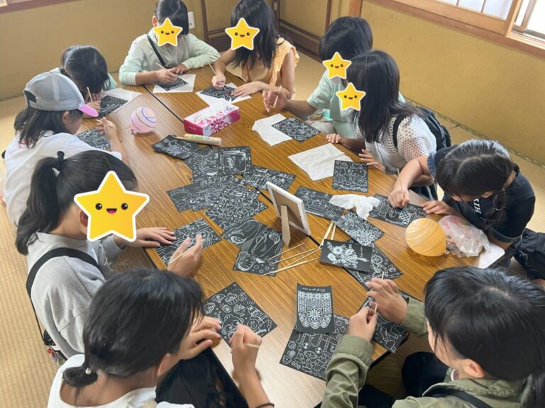 スクラッチアートで楽しむ子どもたち